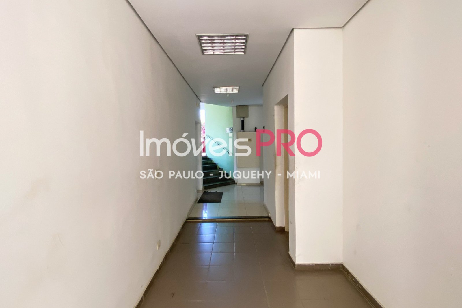 Foto :: https://assets.imoveispro.com.br/thumb/IP19939/galpao-venda-industrial-anhanguera_IP19939_29_1920x1080.jpg?