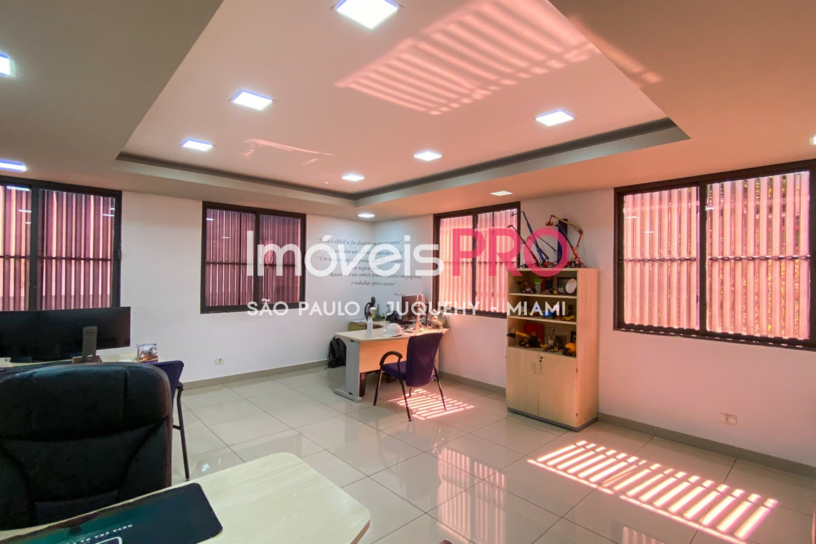 Foto :: https://assets.imoveispro.com.br/thumb/IP19939/galpao-venda-industrial-anhanguera_IP19939_41_1920x1080.jpg?
