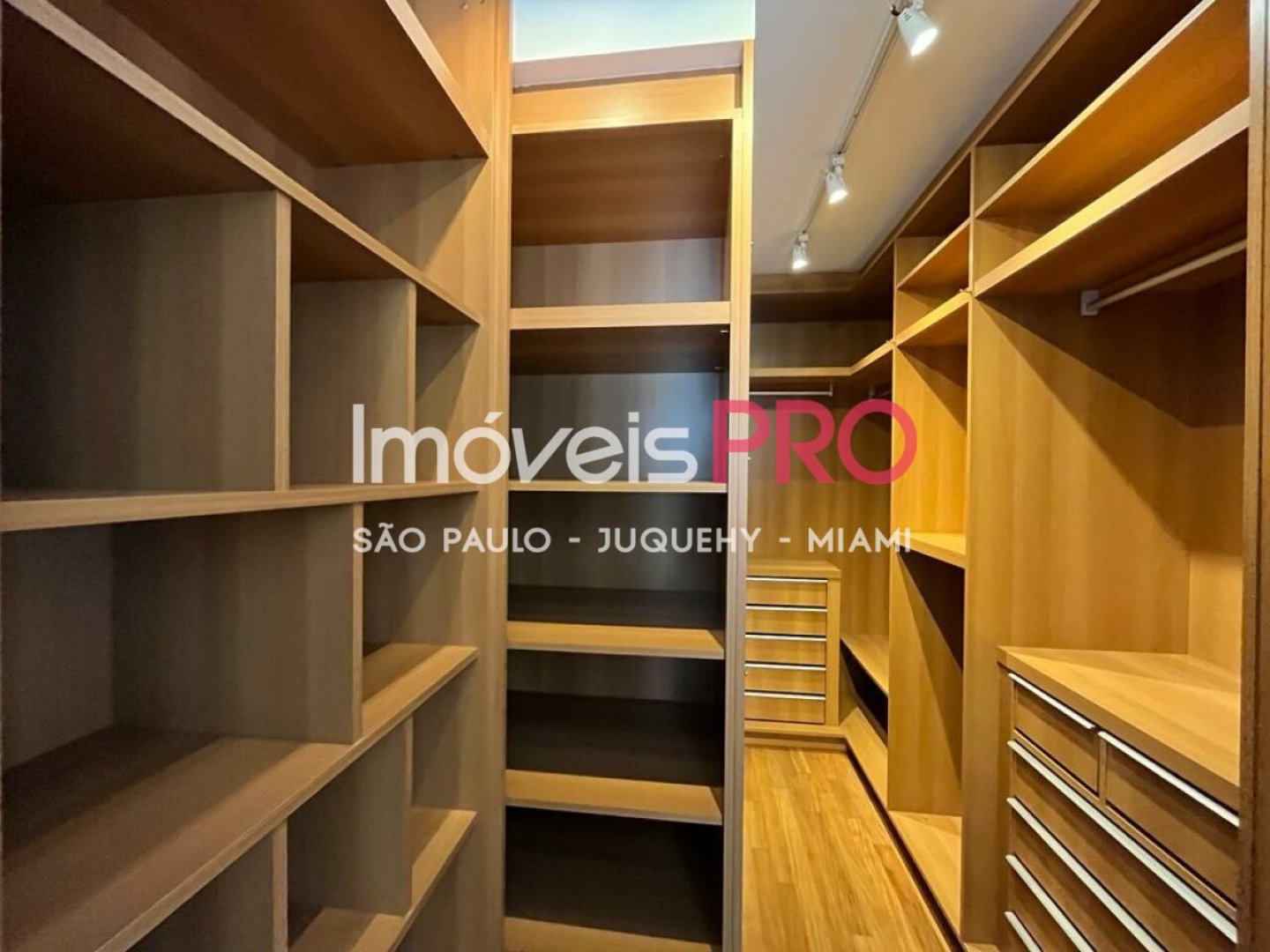 Foto :: IP23676