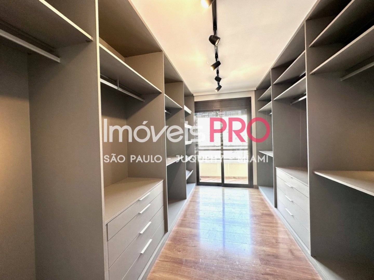 Foto :: https://assets.imoveispro.com.br/thumb/IP24894/cobertura-venda-paraiso_IP24894_17_1920x1080.jpg?