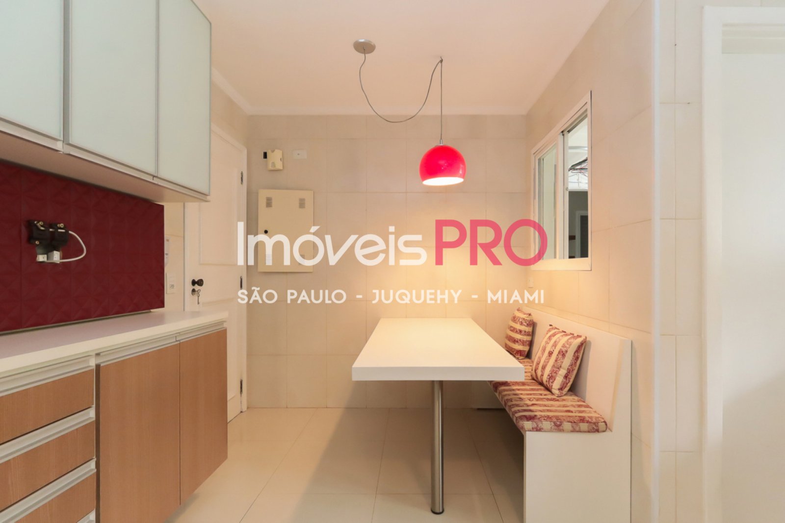 Foto :: https://assets.imoveispro.com.br/thumb/IP31322/apartamento-venda-moema_IP31322_17_1920x1080.jpg?