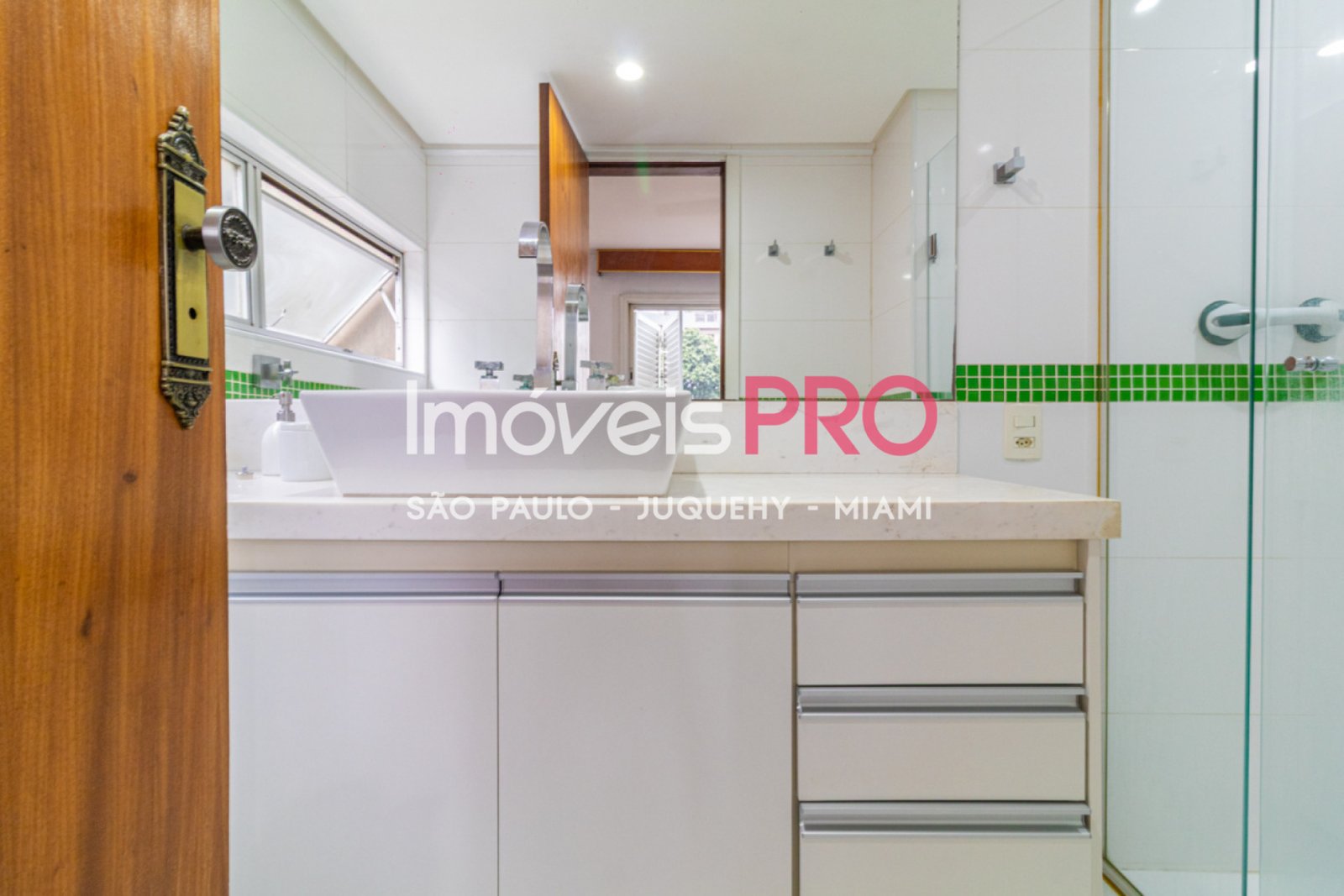 Foto :: https://assets.imoveispro.com.br/thumb/IP32272/apartamento-venda-moema_IP32272_11_1920x1080.jpg?