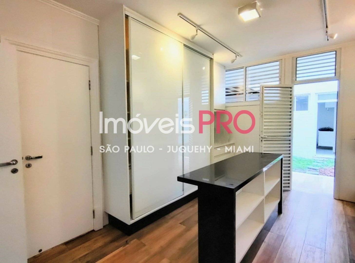 Foto :: https://assets.imoveispro.com.br/thumb/IP33494/casa-venda-jardim-luzitania_IP33494_17_1920x1080.jpg?