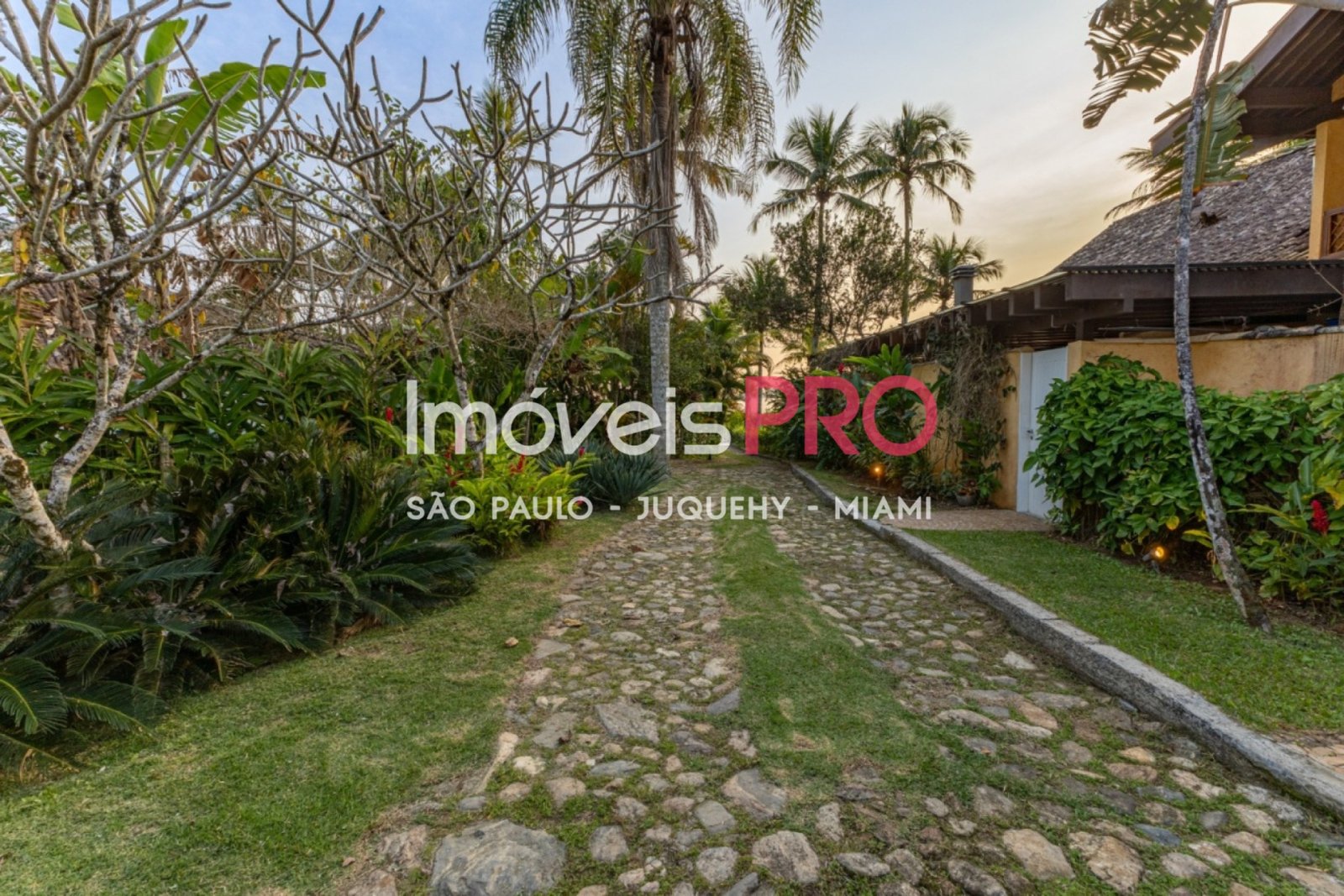 Foto :: https://assets.imoveispro.com.br/thumb/IP33959/condominio-venda-praia-da-baleia_IP33959_23_1920x1080.jpg?