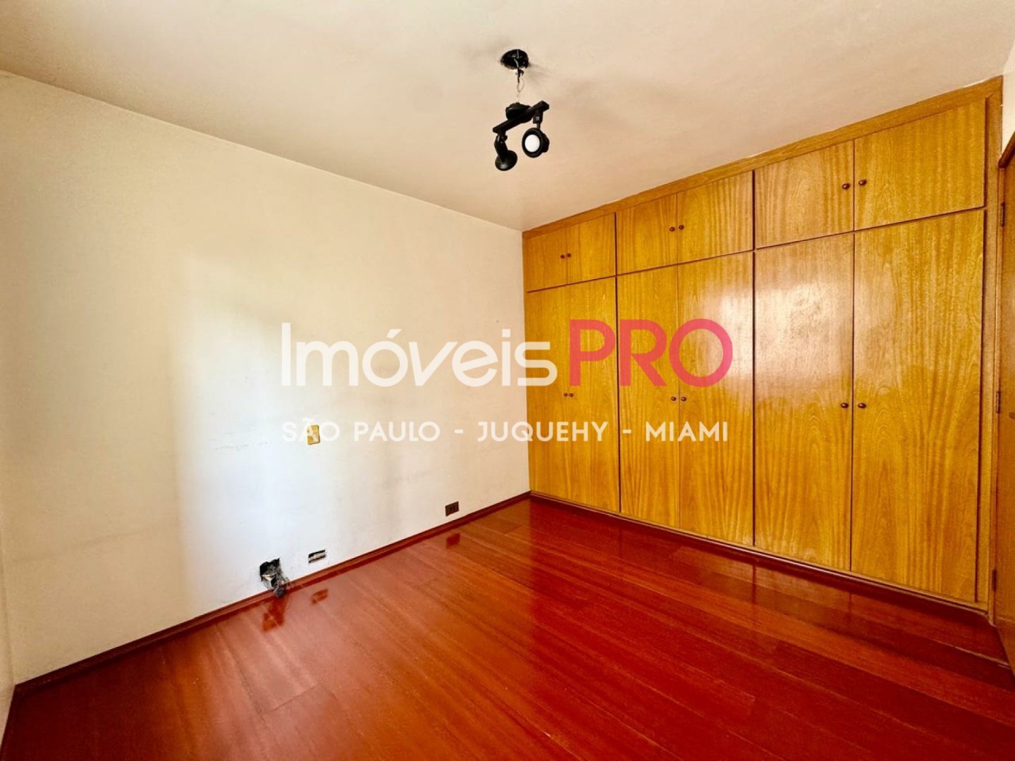 Foto :: https://assets.imoveispro.com.br/thumb/IP36817/apartamento-venda-moema_IP36817_11_1920x1080.jpg?