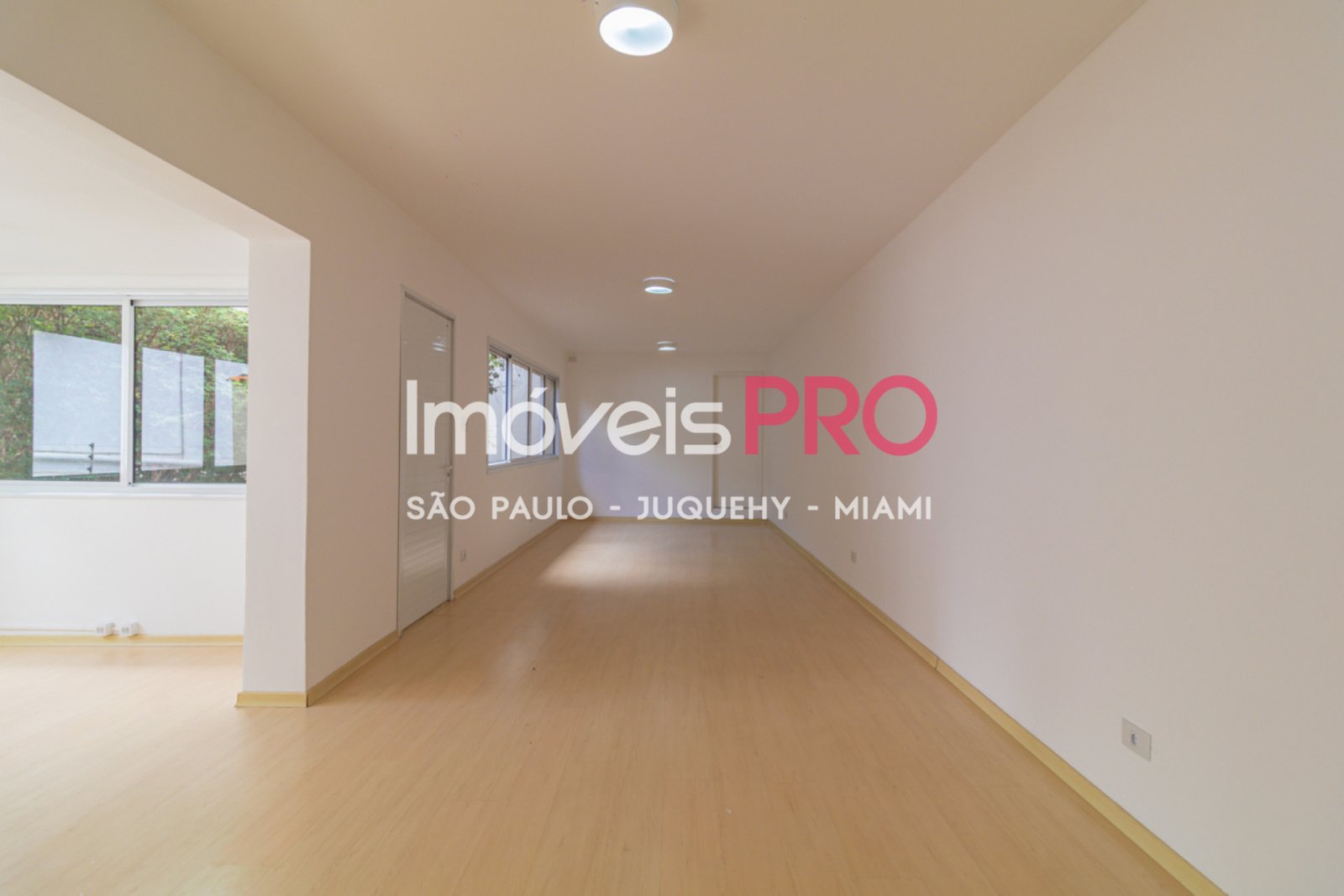 Foto :: https://assets.imoveispro.com.br/thumb/IP37003/casa-venda-jardim-luzitania_IP37003_29_1920x1080.jpg?