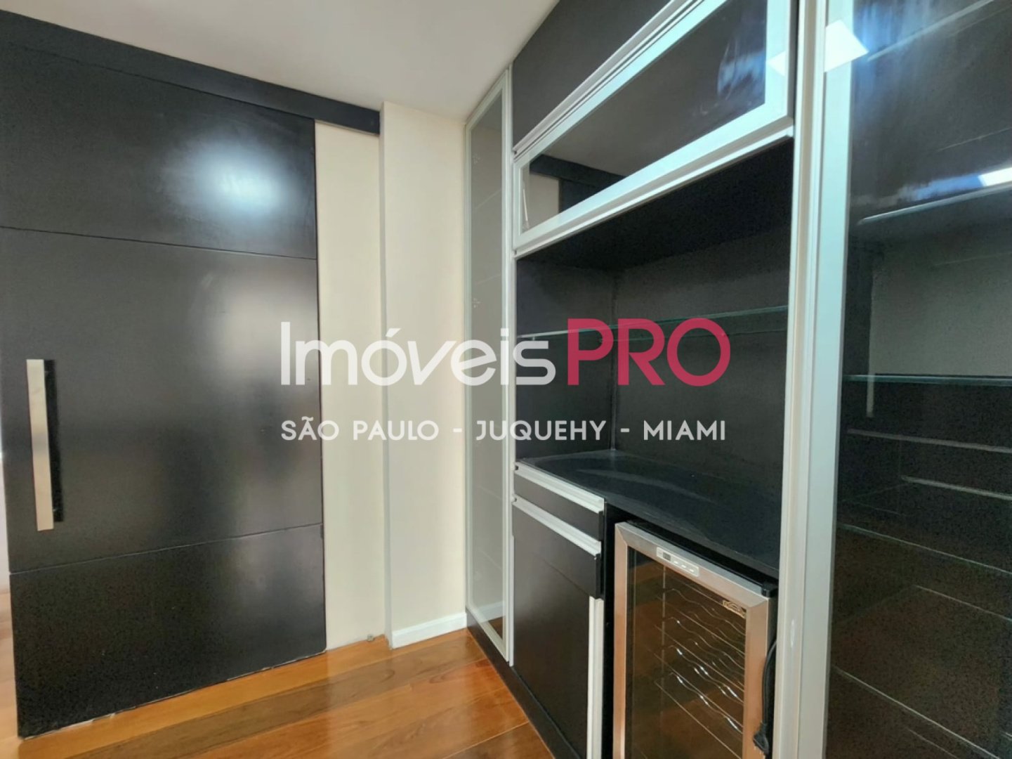 Foto :: https://assets.imoveispro.com.br/thumb/IP37123/apartamento-venda-real-parque_IP37123_11_1920x1080.jpg?