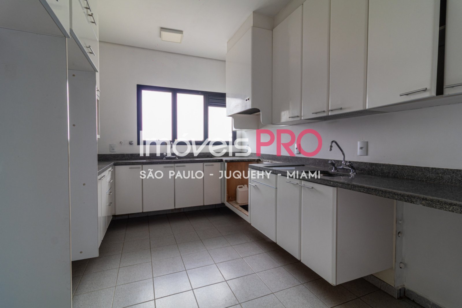 Foto :: https://assets.imoveispro.com.br/thumb/IP37561/apartamento-venda-panamby_IP37561_29_1920x1080.jpg?