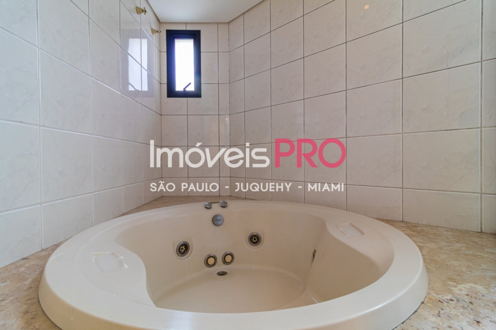 Foto :: https://assets.imoveispro.com.br/thumb/IP37561/apartamento-venda-panamby_IP37561_59_1920x1080.jpg?