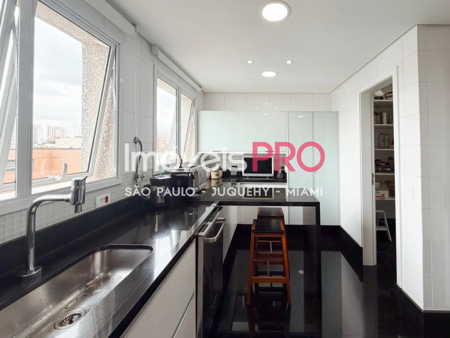 Foto :: https://assets.imoveispro.com.br/thumb/IP38043/duplex-venda-perdizes_IP38043_17_1920x1080.jpg?