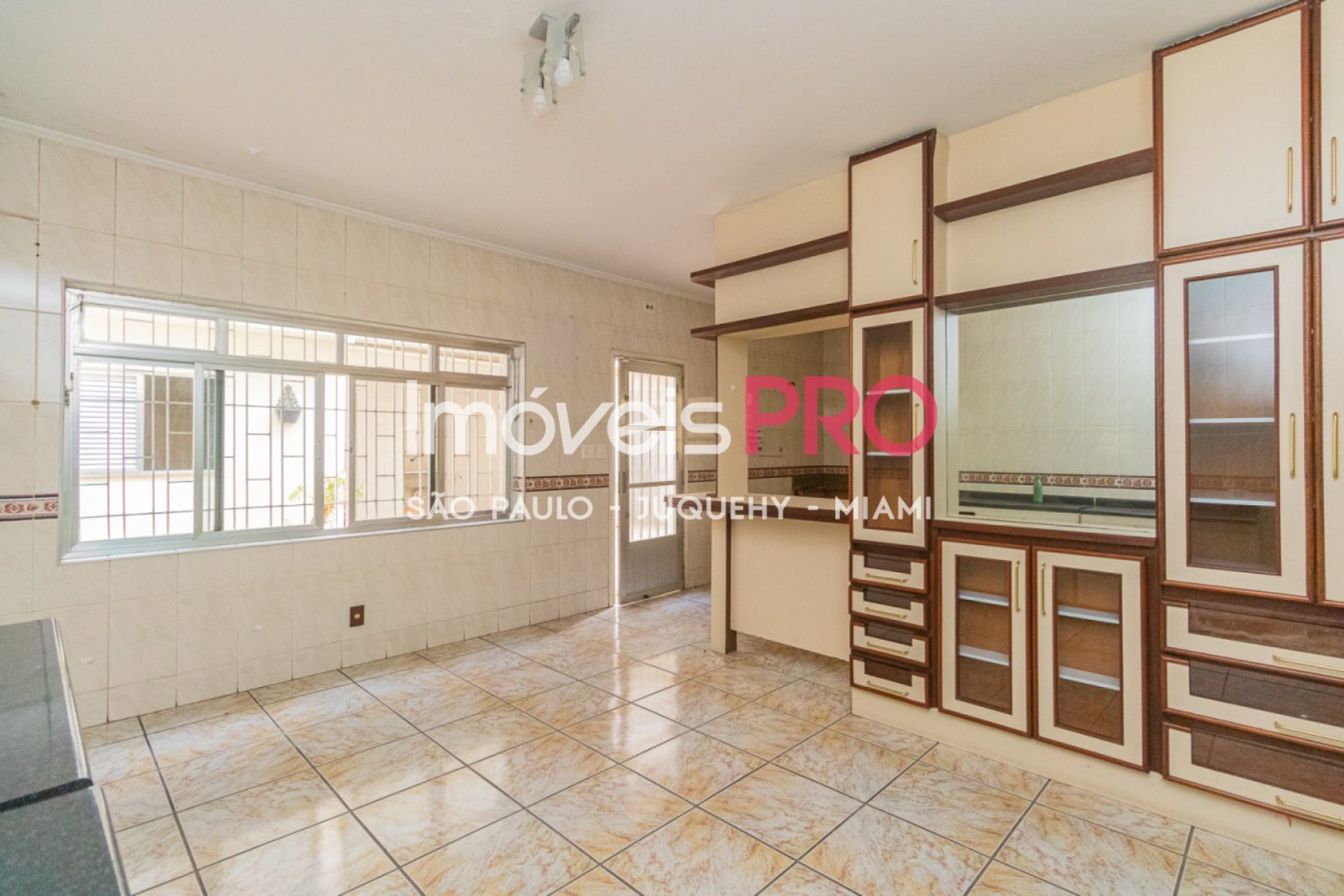 Foto :: https://assets.imoveispro.com.br/thumb/IP38256/casa-venda-bosque-da-saude_IP38256_17_1920x1080.jpg?