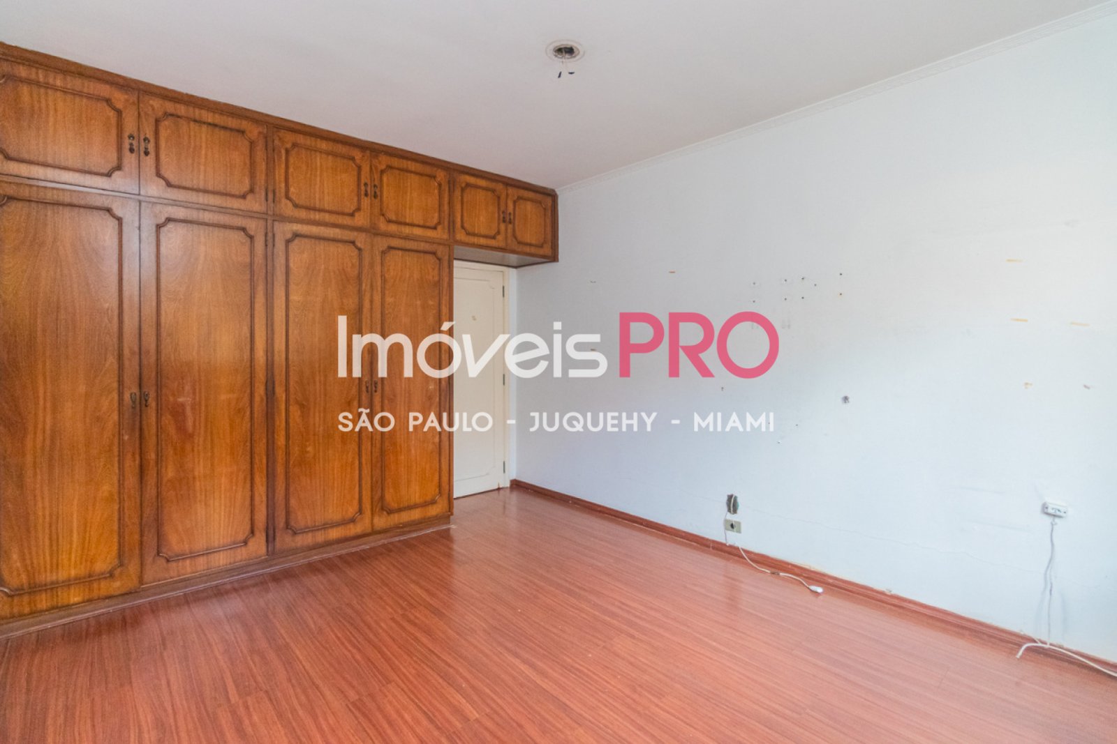 Foto :: https://assets.imoveispro.com.br/thumb/IP38256/casa-venda-bosque-da-saude_IP38256_29_1920x1080.jpg?