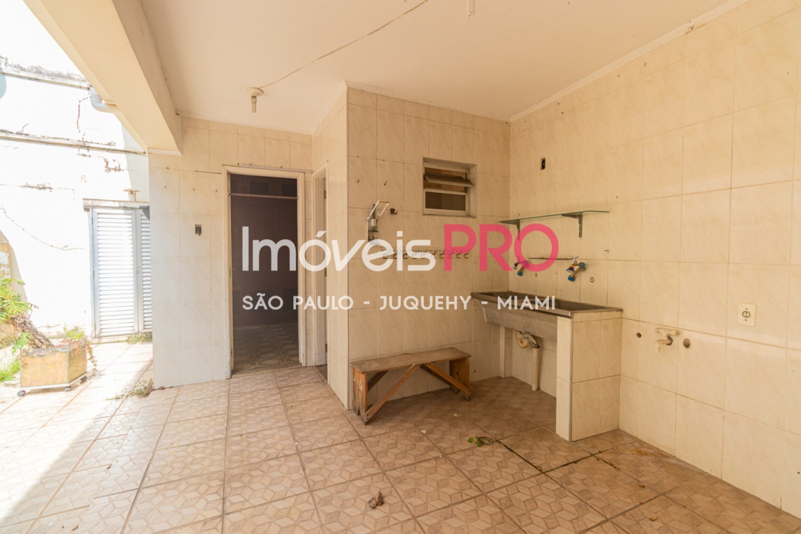 Foto :: https://assets.imoveispro.com.br/thumb/IP38256/casa-venda-bosque-da-saude_IP38256_53_1920x1080.jpg?