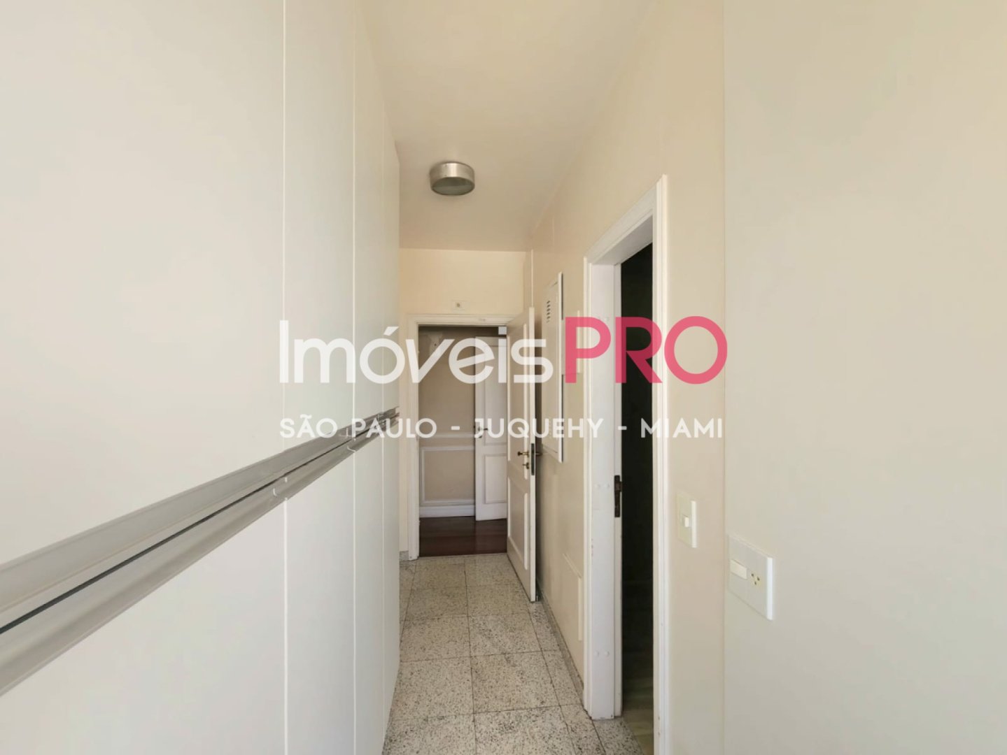 Foto :: https://assets.imoveispro.com.br/thumb/IP38339/apartamento-venda-real-parque_IP38339_17_1920x1080.jpg?