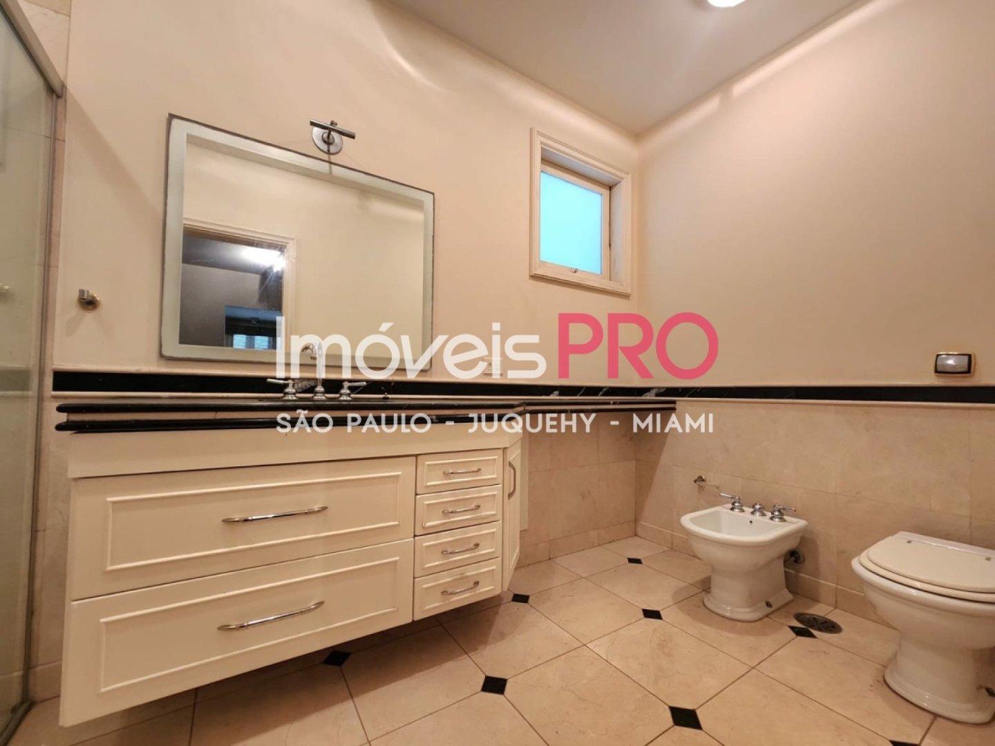 Foto :: https://assets.imoveispro.com.br/thumb/IP38442/casa-venda-vila-morumbi_IP38442_29_1920x1080.jpg?