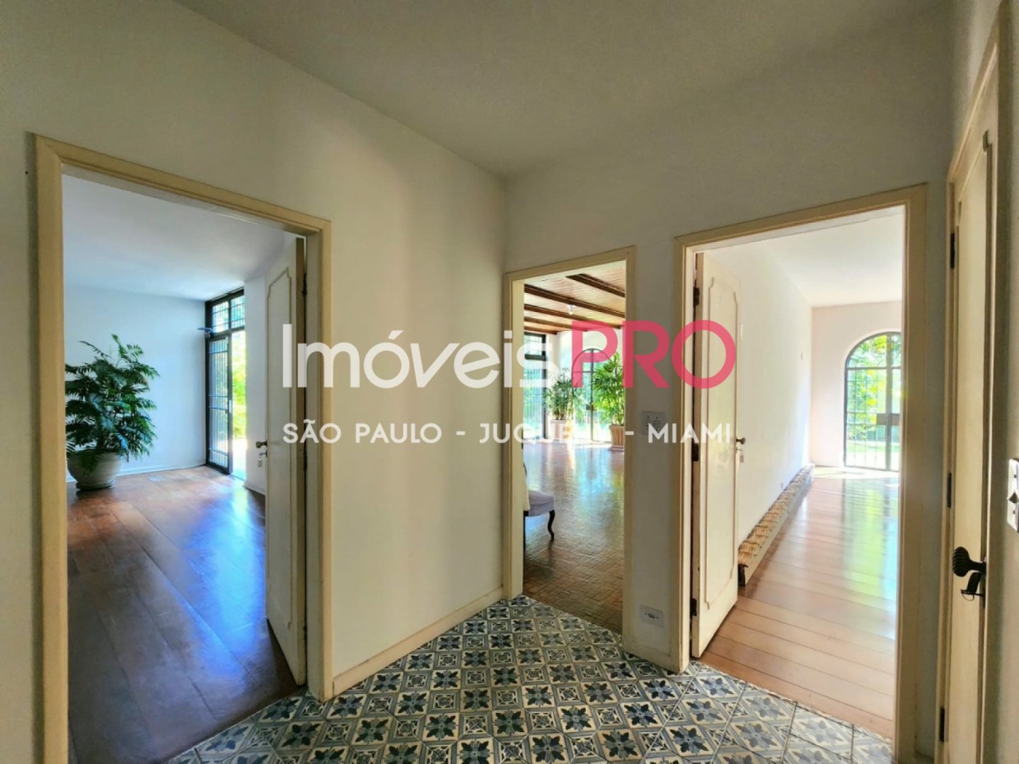 Foto :: https://assets.imoveispro.com.br/thumb/IP38574/casa-venda-jardim-america_IP38574_17_1920x1080.jpg?