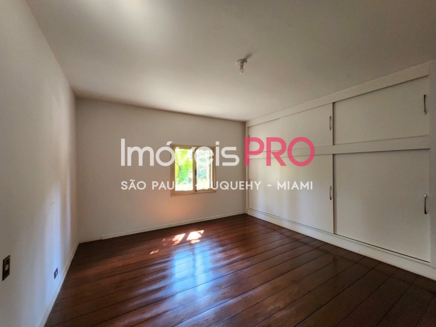 Foto :: https://assets.imoveispro.com.br/thumb/IP38574/casa-venda-jardim-america_IP38574_35_1920x1080.jpg?