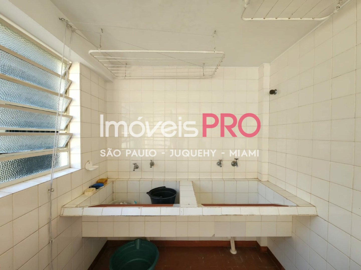 Foto :: https://assets.imoveispro.com.br/thumb/IP38574/casa-venda-jardim-america_IP38574_47_1920x1080.jpg?