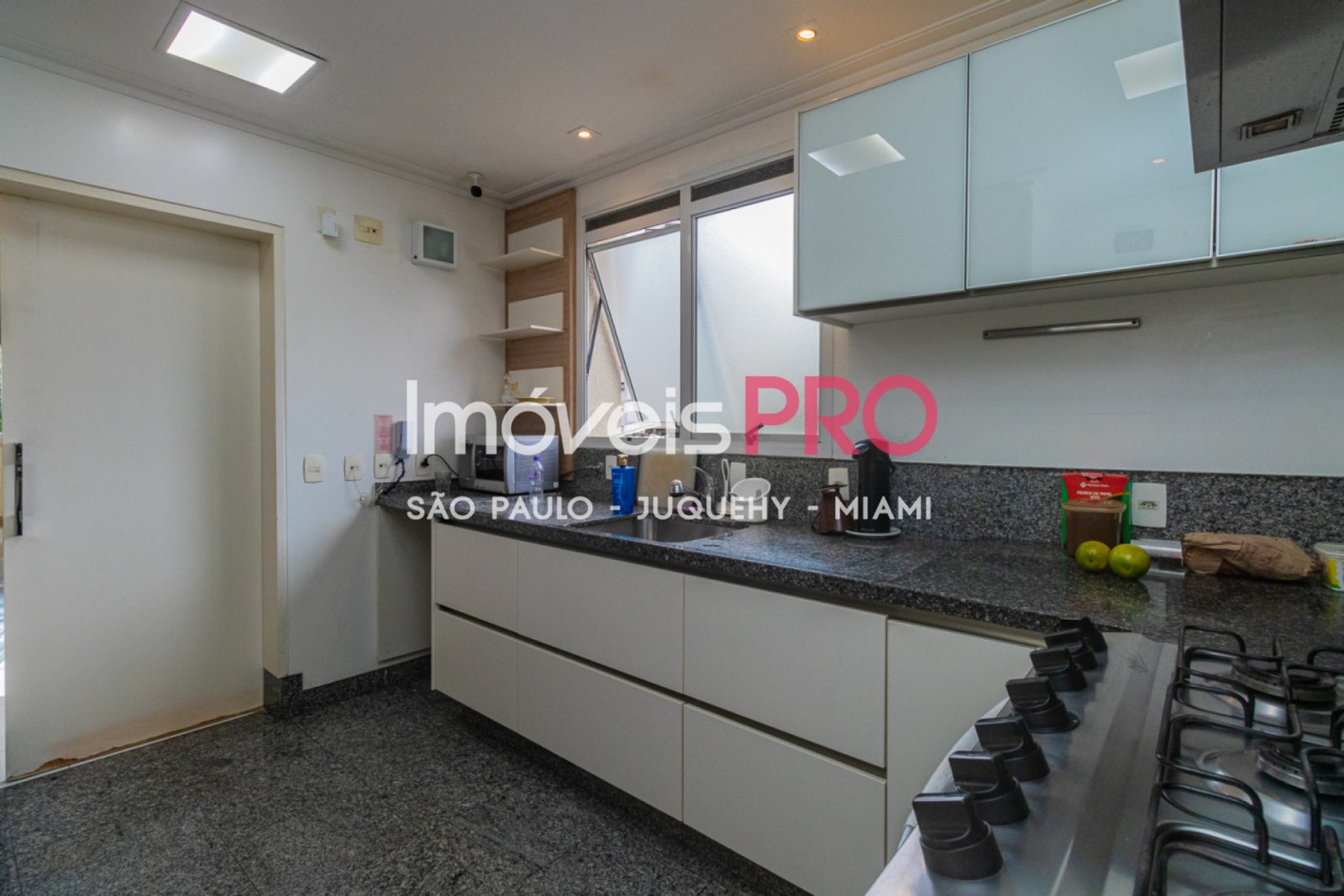 Foto :: https://assets.imoveispro.com.br/thumb/IP38629/apartamento-venda-moema_IP38629_35_1920x1080.jpg?