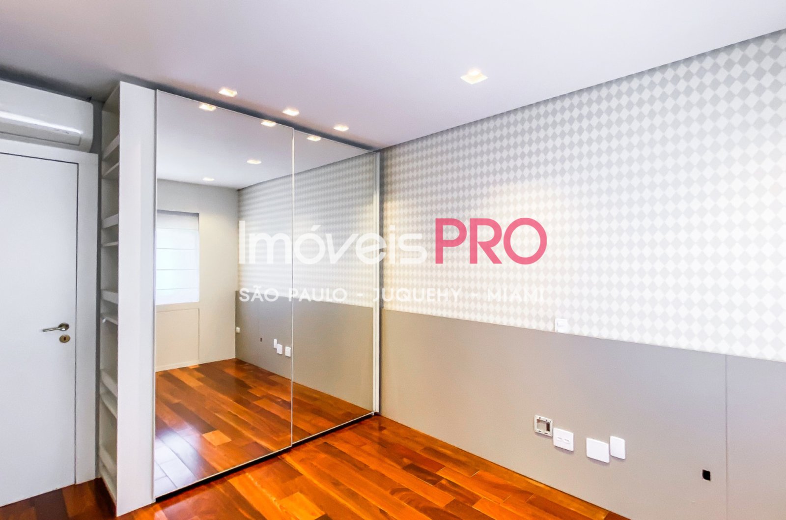 Foto :: IP38778