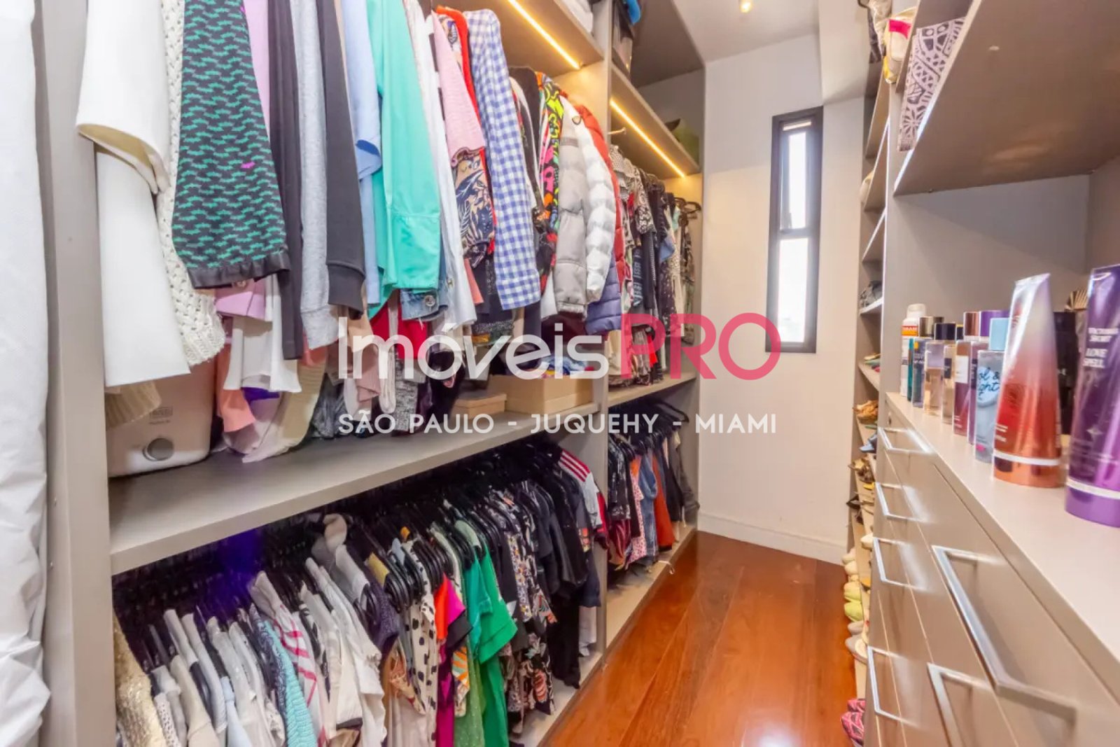 Foto :: IP38878