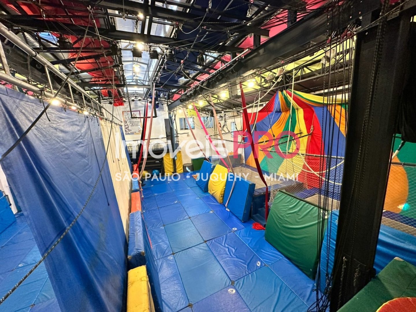 Foto :: https://assets.imoveispro.com.br/thumb/IP38924/galpao-venda-vila-anglo-brasileira_IP38924_29_1920x1080.jpg?