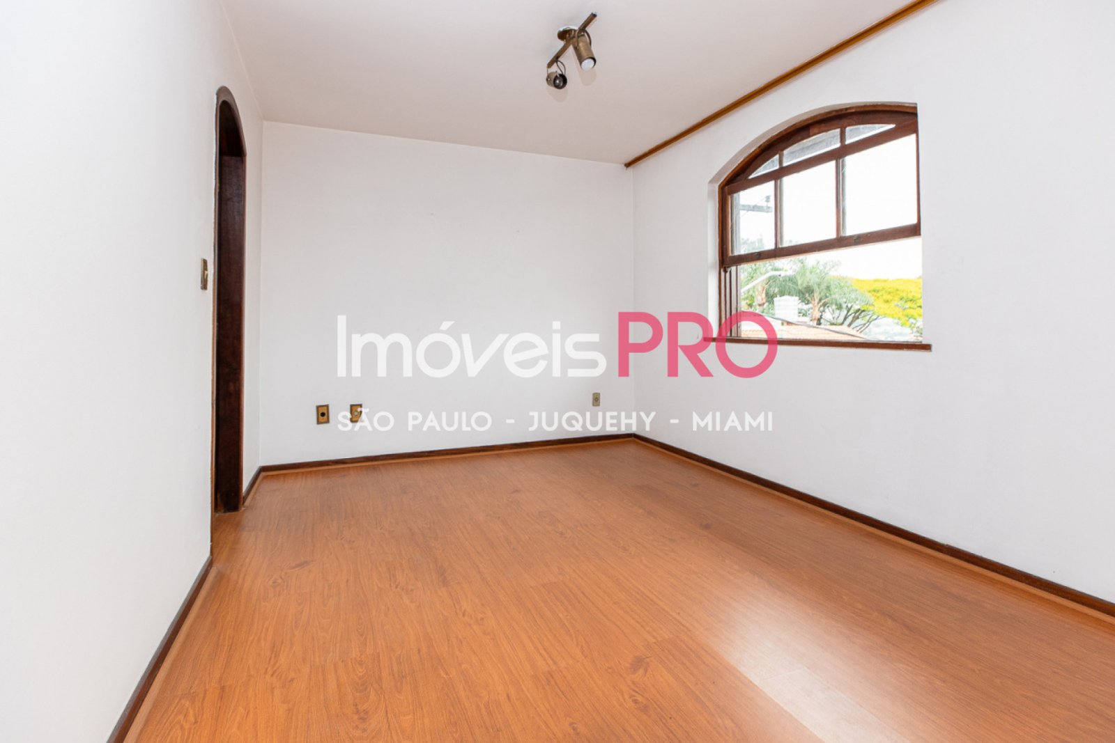 Foto :: https://assets.imoveispro.com.br/thumb/IP39015/casa-venda-brooklin-paulista_IP39015_41_1920x1080.jpg?