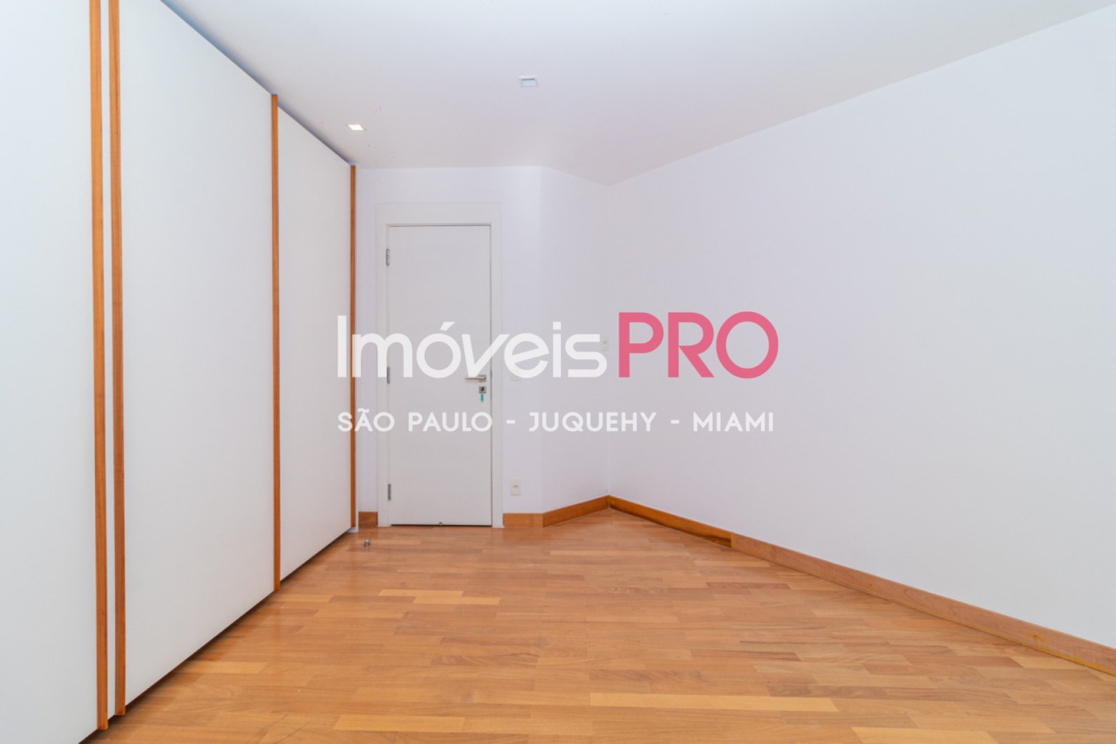 Foto :: https://assets.imoveispro.com.br/thumb/IP39217/apartamento-venda-moema-passaros_IP39217_11_1920x1080.jpg?