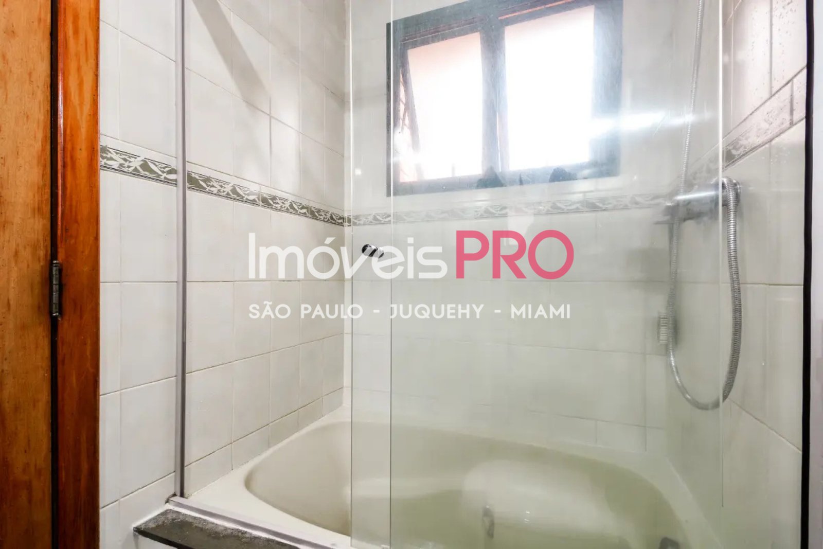Foto :: https://assets.imoveispro.com.br/thumb/IP39332/apartamento-venda-moema_IP39332_29_1920x1080.jpg?