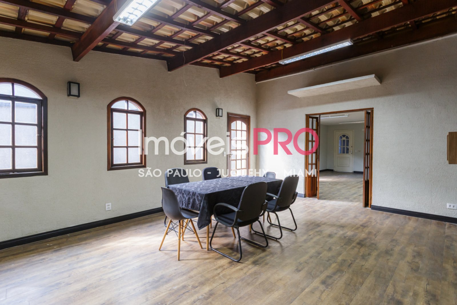Foto :: https://assets.imoveispro.com.br/thumb/IP39335/casa-venda-moema_IP39335_11_1920x1080.jpg?