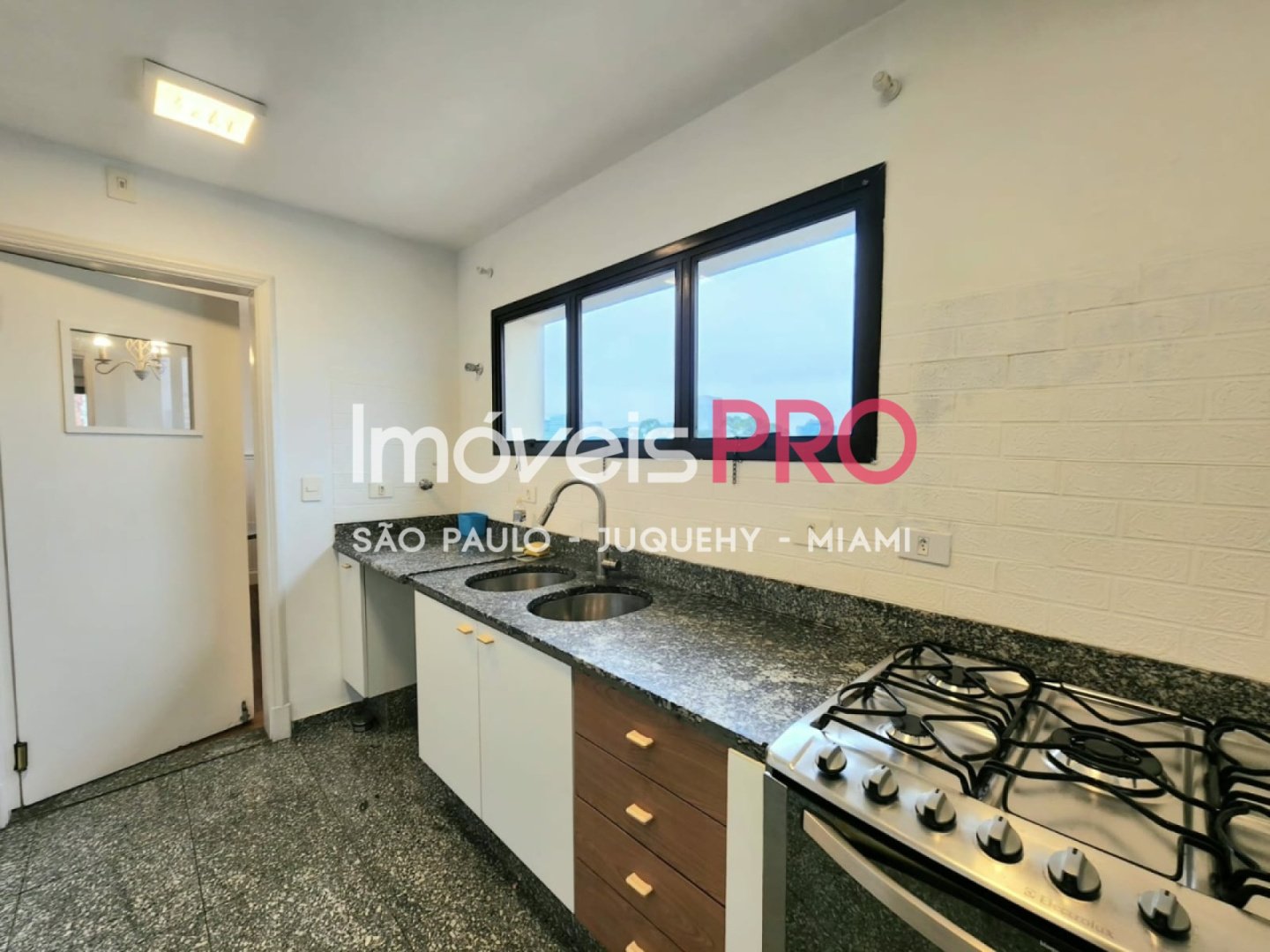 Foto :: https://assets.imoveispro.com.br/thumb/IP39345/cobertura-duplex-venda-real-parque_IP39345_17_1920x1080.jpg?