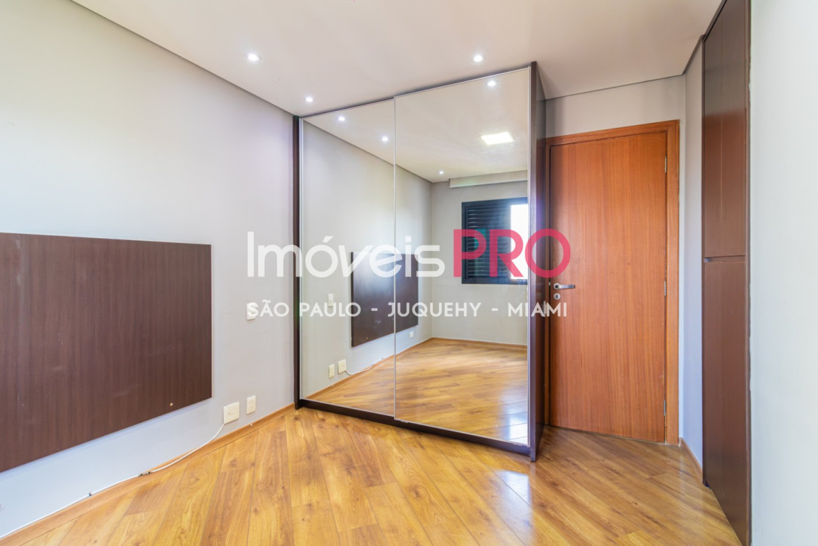 Foto :: https://assets.imoveispro.com.br/thumb/IP39384/apartamento-venda-moema-passaros_IP39384_17_1920x1080.jpg?