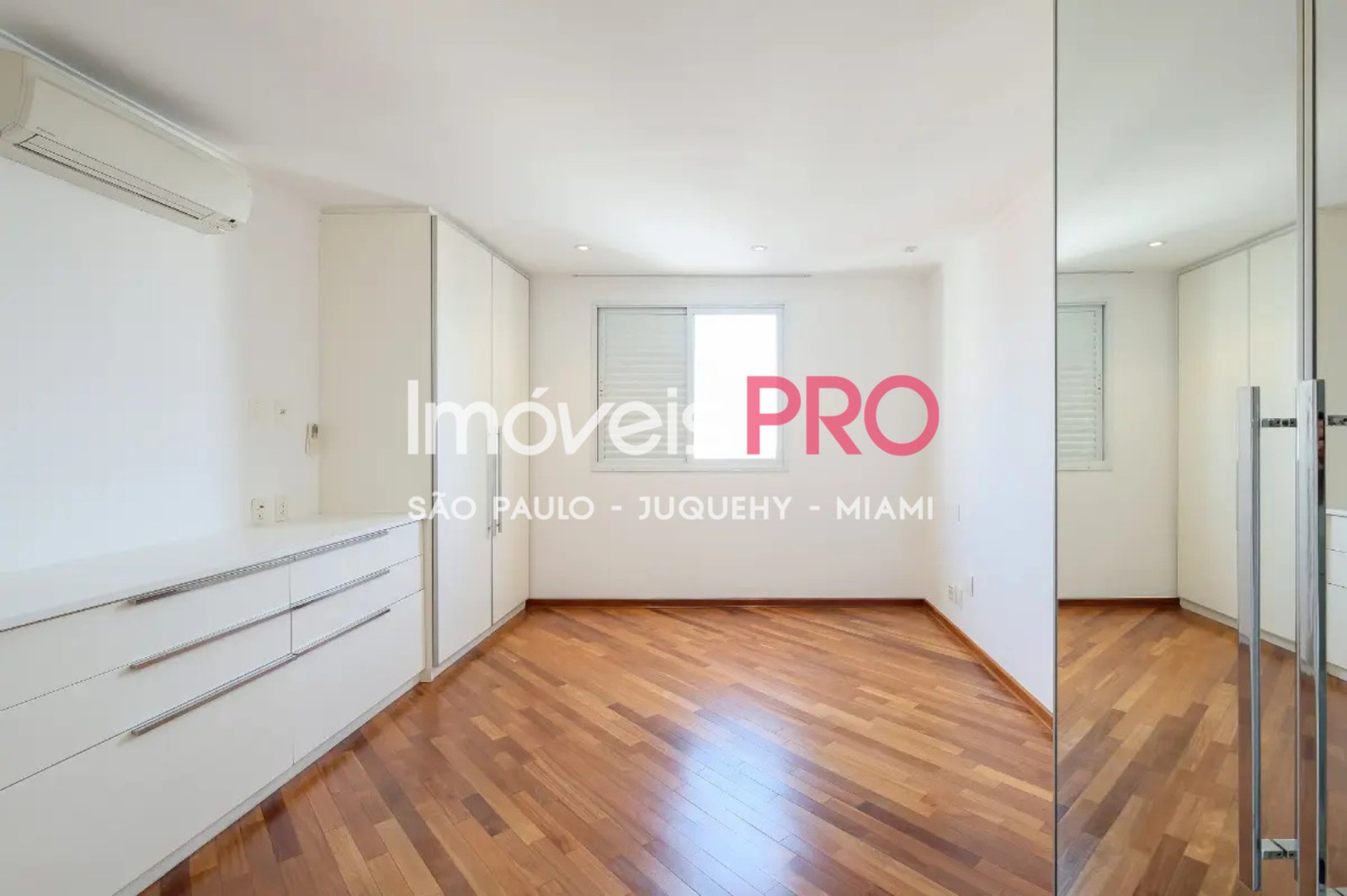 Foto :: https://assets.imoveispro.com.br/thumb/IP39535/apartamento-venda-itaim-bibi_IP39535_11_1920x1080.jpg?