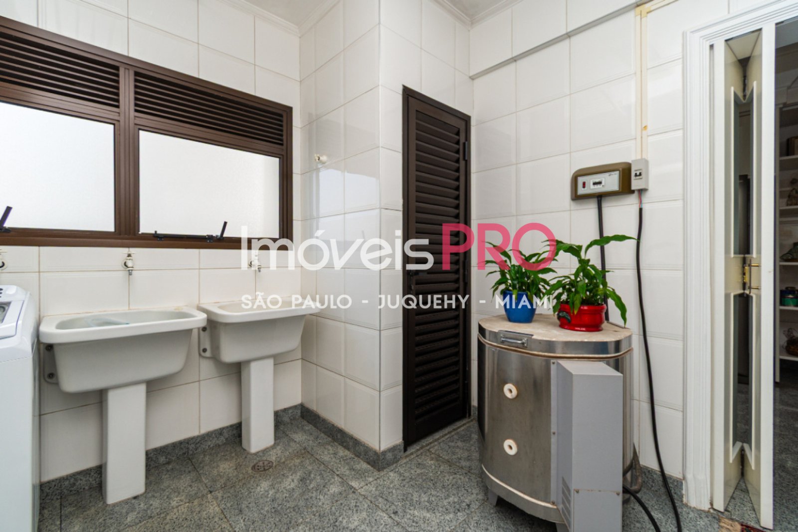 Foto :: https://assets.imoveispro.com.br/thumb/IP39654/apartamento-venda-campo-belo_IP39654_47_1920x1080.jpg?