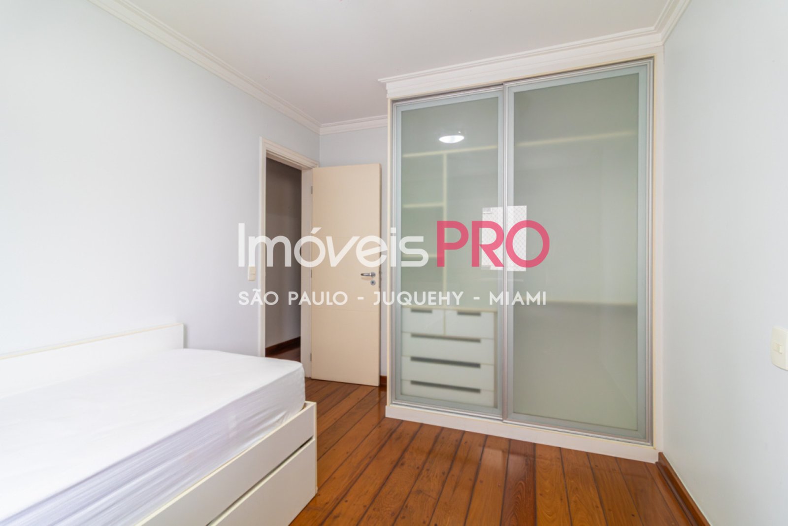 Foto :: https://assets.imoveispro.com.br/thumb/IP39711/apartamento-venda-moema_IP39711_29_1920x1080.jpg?