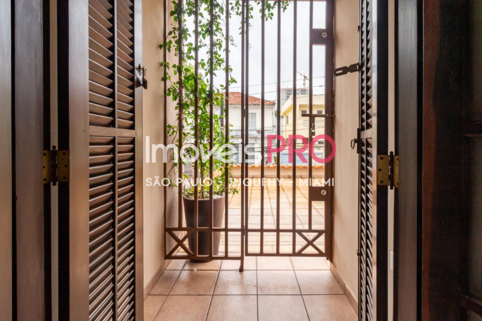 Foto :: https://assets.imoveispro.com.br/thumb/IP39757/casa-venda-vila-mariana_IP39757_47_1920x1080.jpg?