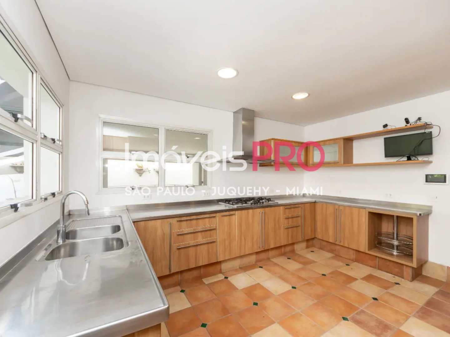 Foto :: https://assets.imoveispro.com.br/thumb/IP39767/casa-venda-vila-nova-conceicao_IP39767_23_1920x1080.jpg?