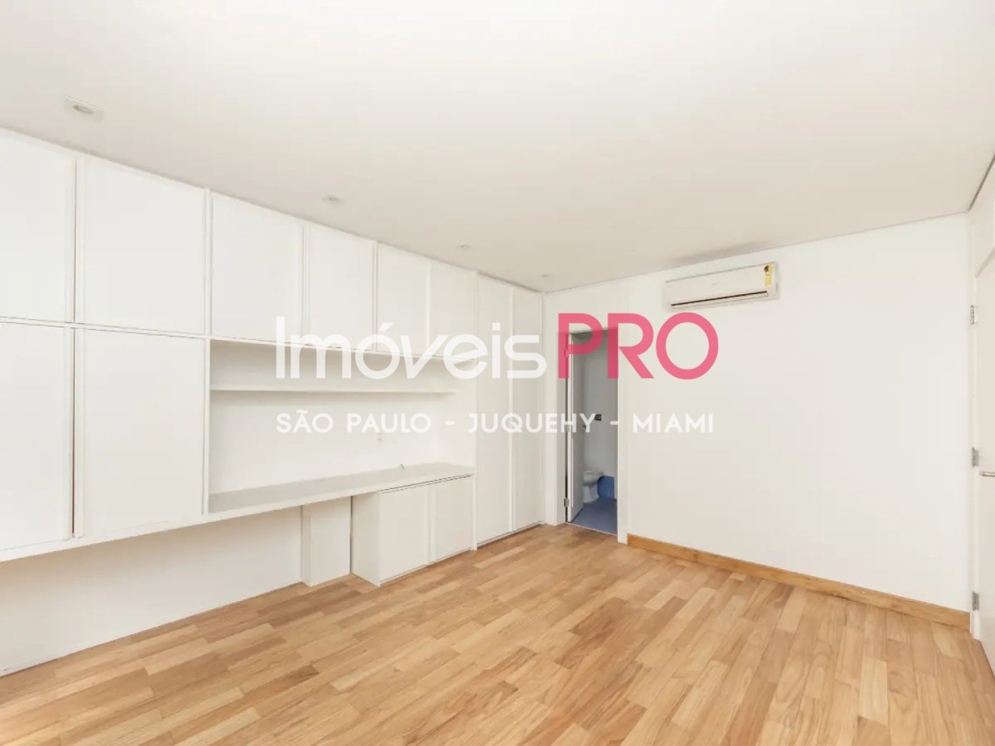 Foto :: https://assets.imoveispro.com.br/thumb/IP39767/casa-venda-vila-nova-conceicao_IP39767_29_1920x1080.jpg?