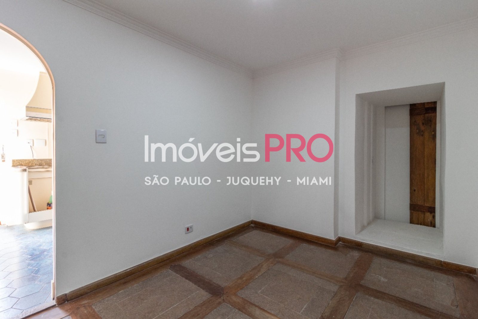 Foto :: https://assets.imoveispro.com.br/thumb/IP39853/casa-venda-vila-madalena_IP39853_29_1920x1080.jpg?