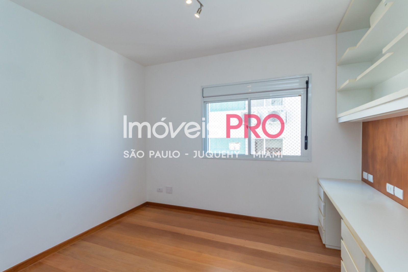 Foto :: https://assets.imoveispro.com.br/thumb/IP40119/apartamento-venda-itaim-bibi_IP40119_11_1920x1080.jpg?