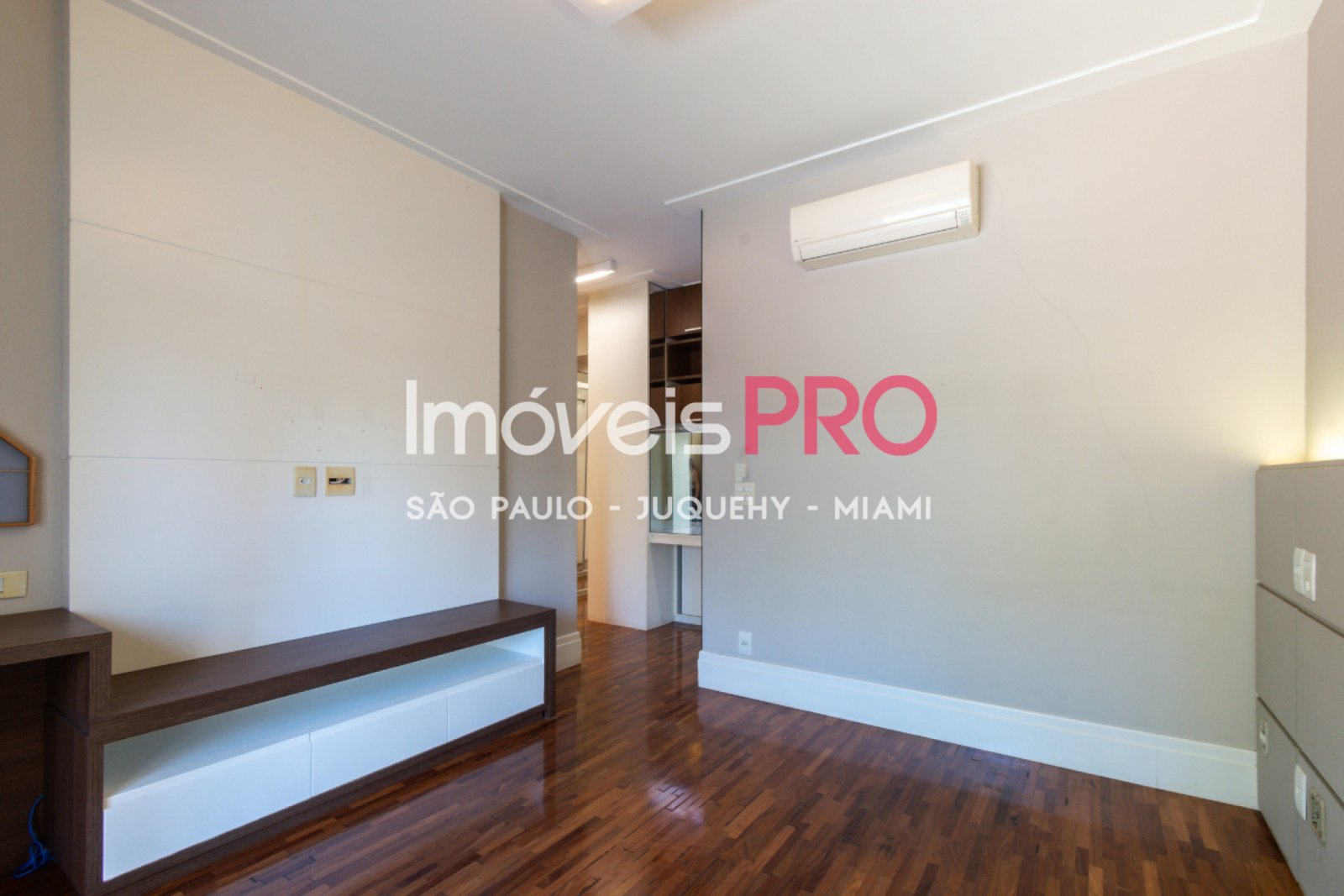 Foto :: IP40143