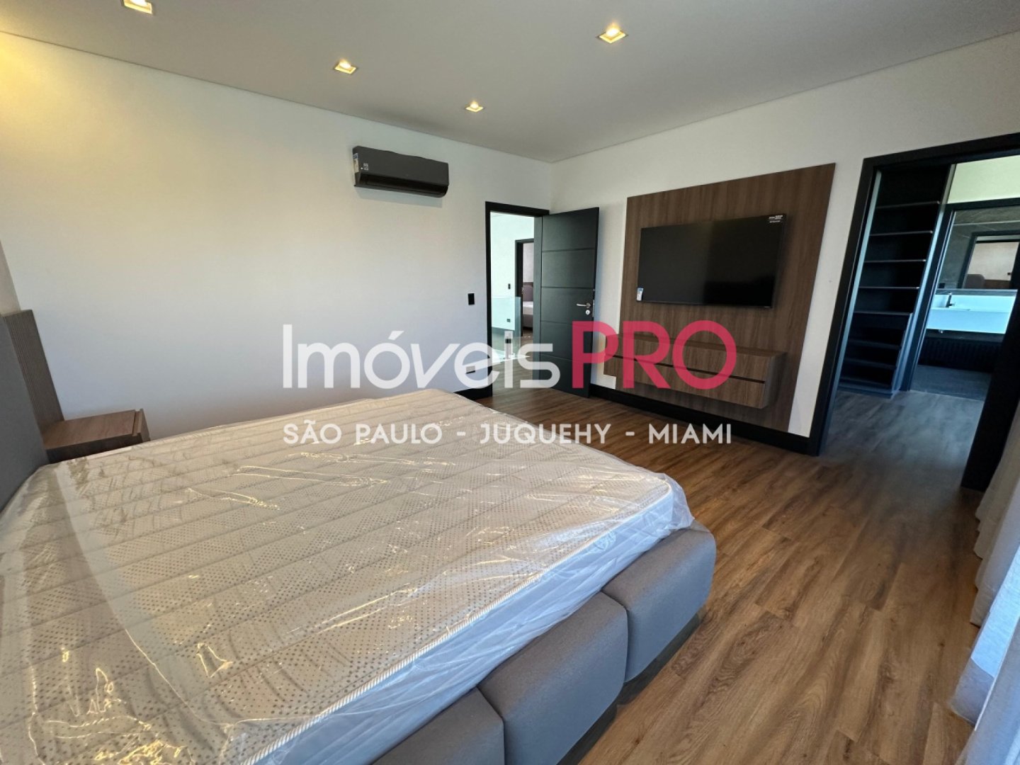 Foto :: https://assets.imoveispro.com.br/thumb/IP40333/condominio-venda-granja-viana_IP40333_17_1920x1080.jpg?
