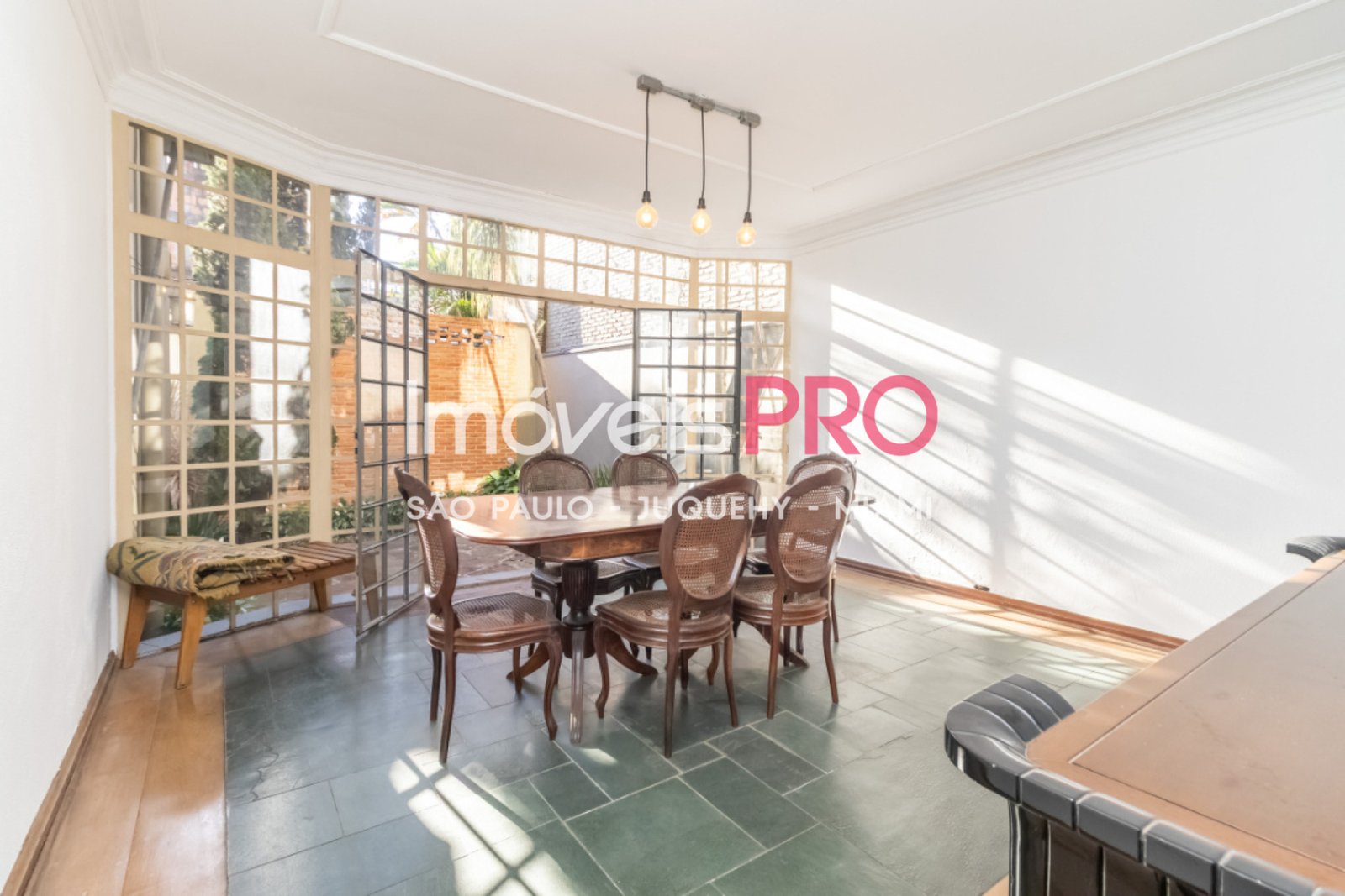 Foto :: https://assets.imoveispro.com.br/thumb/IP40422/casa-venda-paraiso_IP40422_29_1920x1080.jpg?