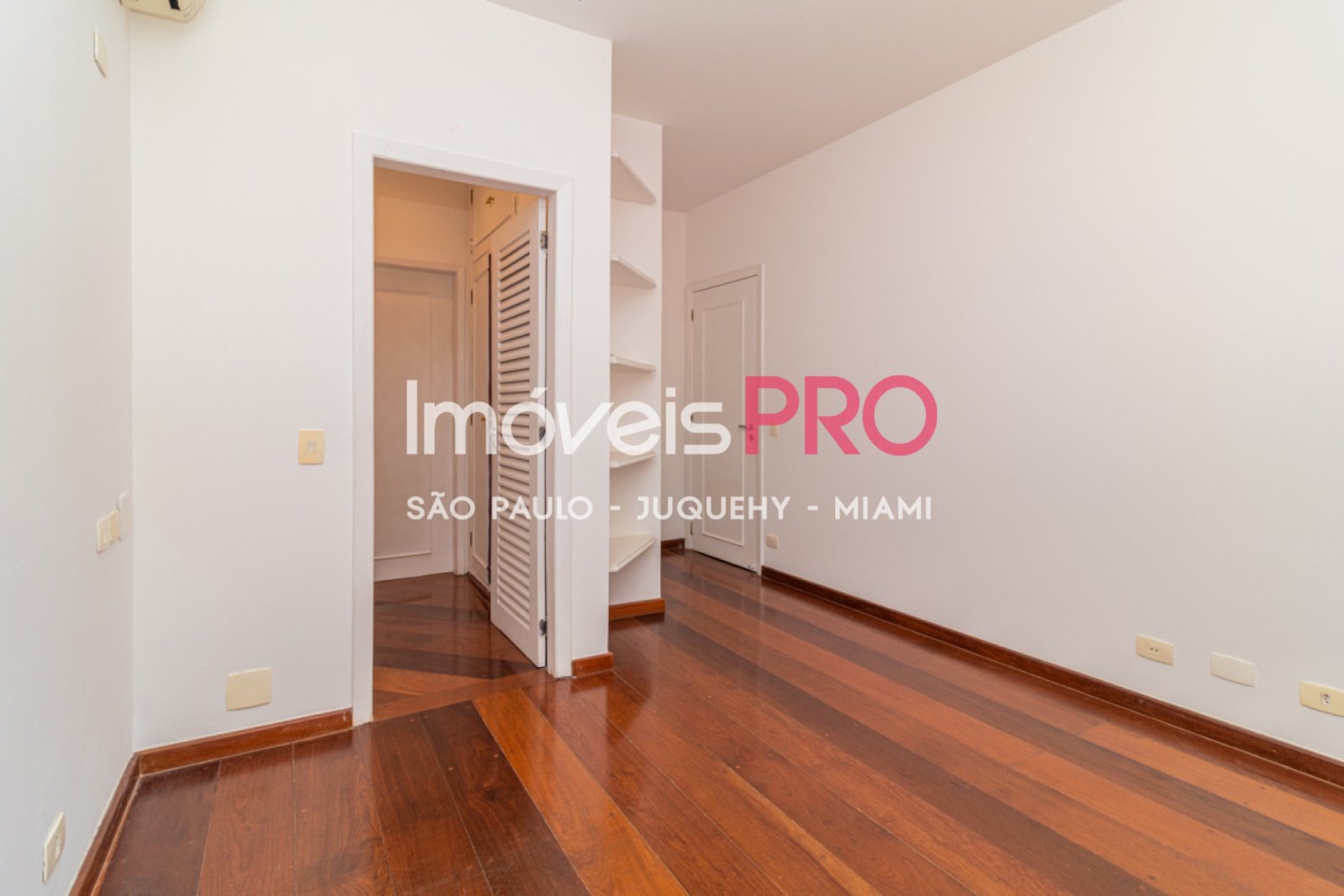 Foto :: IP40423