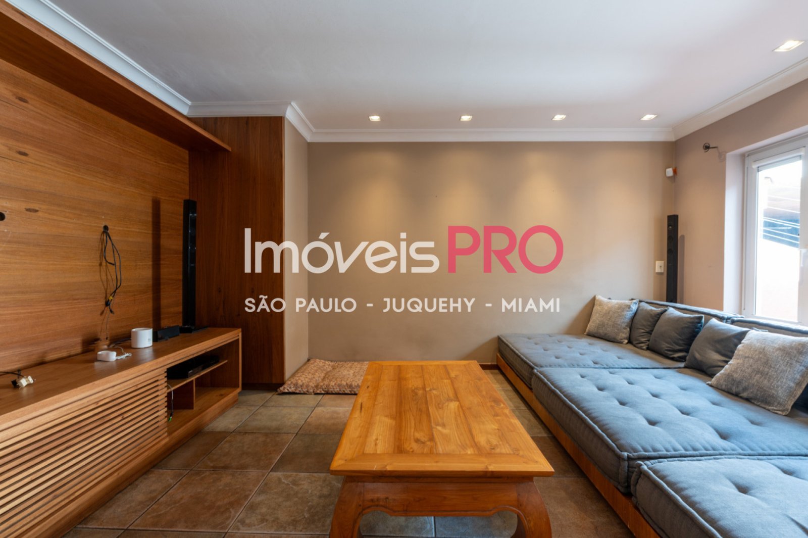 Foto :: https://assets.imoveispro.com.br/thumb/IP40482/sobrado-venda-jardim-leonor_IP40482_29_1920x1080.jpg?