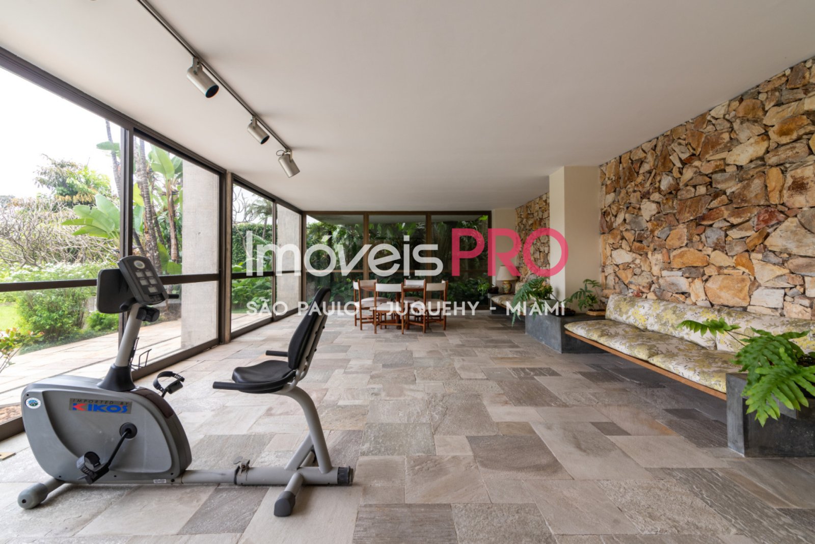 Foto :: https://assets.imoveispro.com.br/thumb/IP40484/casa-venda-pacaembu_IP40484_29_1920x1080.jpg?
