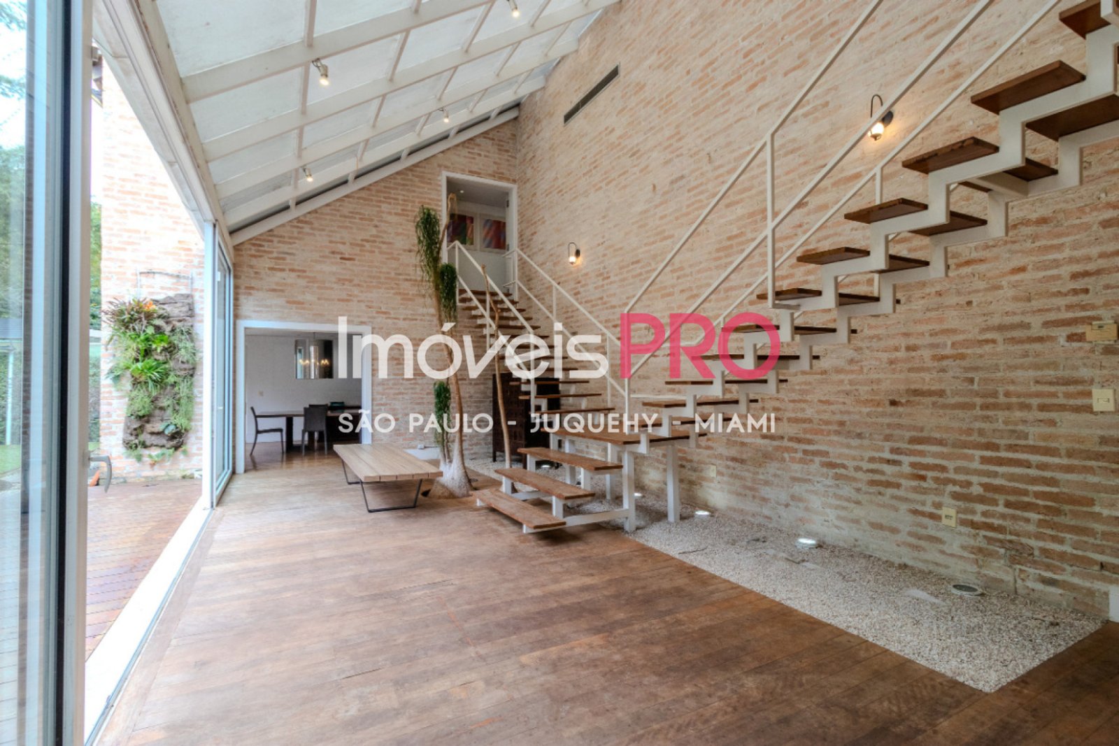 Foto :: https://assets.imoveispro.com.br/thumb/IP40493/casa-venda-chacara-santo-antonio-zona-sul_IP40493_17_1920x1080.jpg?