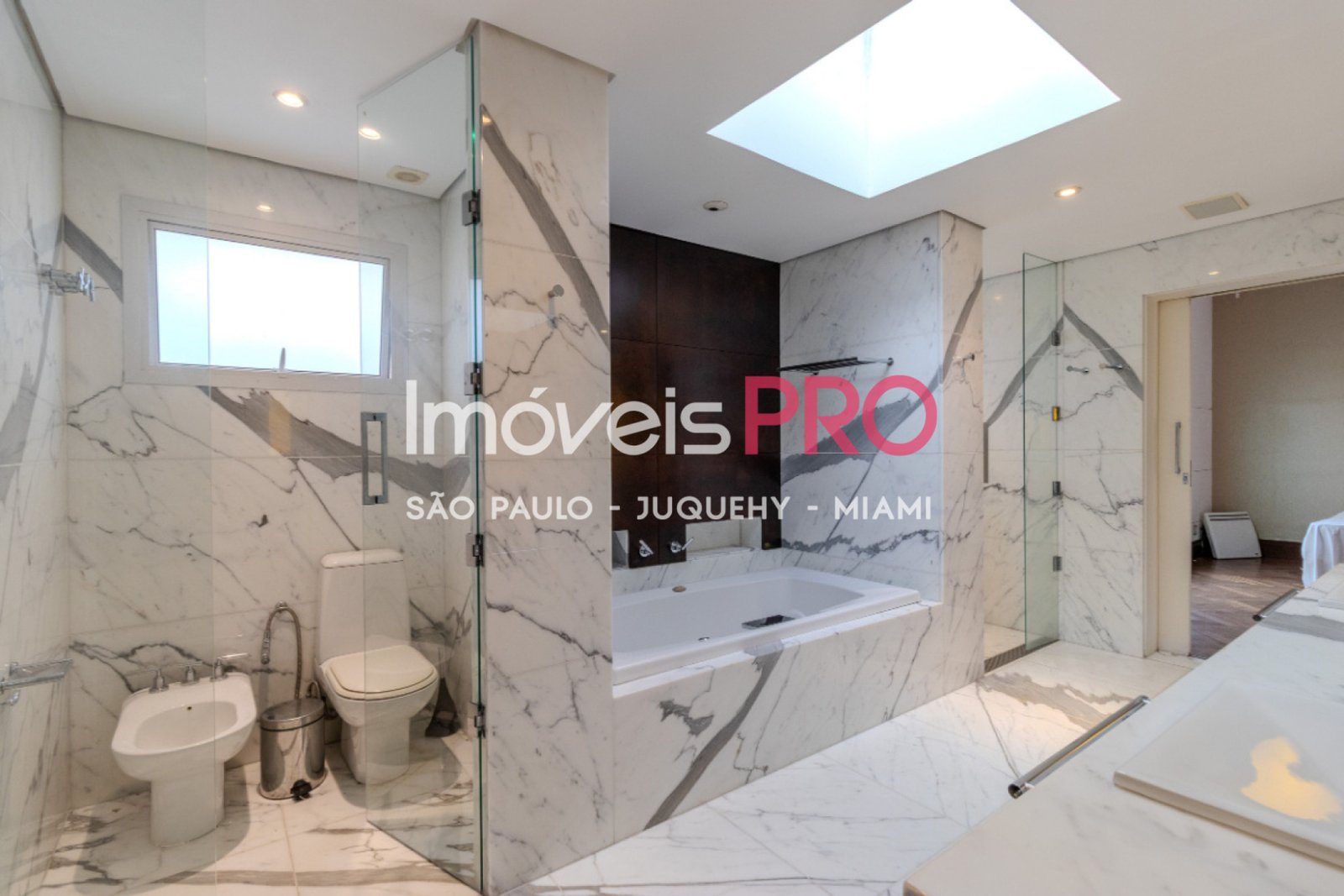 Foto :: https://assets.imoveispro.com.br/thumb/IP40493/casa-venda-chacara-santo-antonio-zona-sul_IP40493_29_1920x1080.jpg?