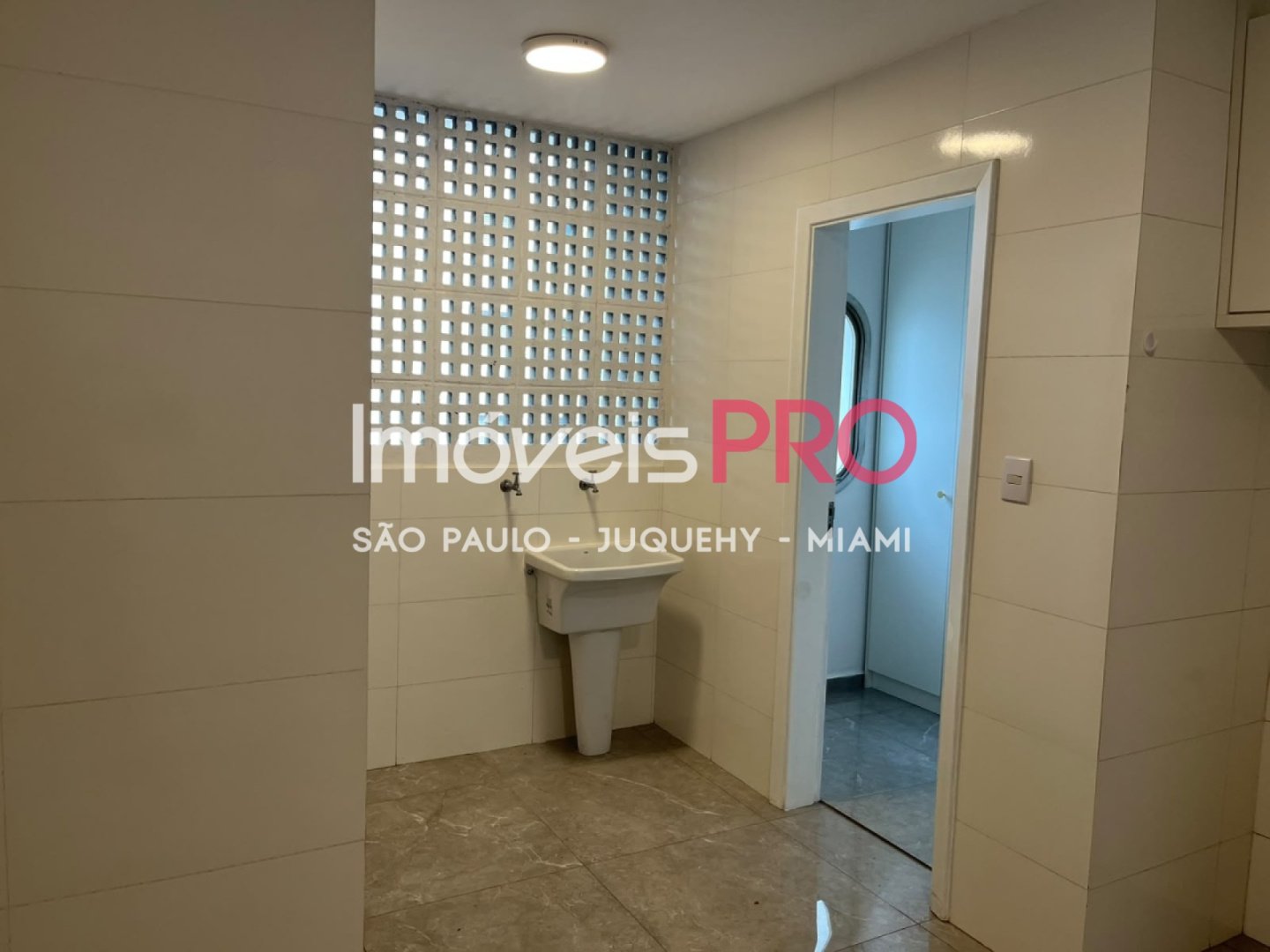 Foto :: IP40496