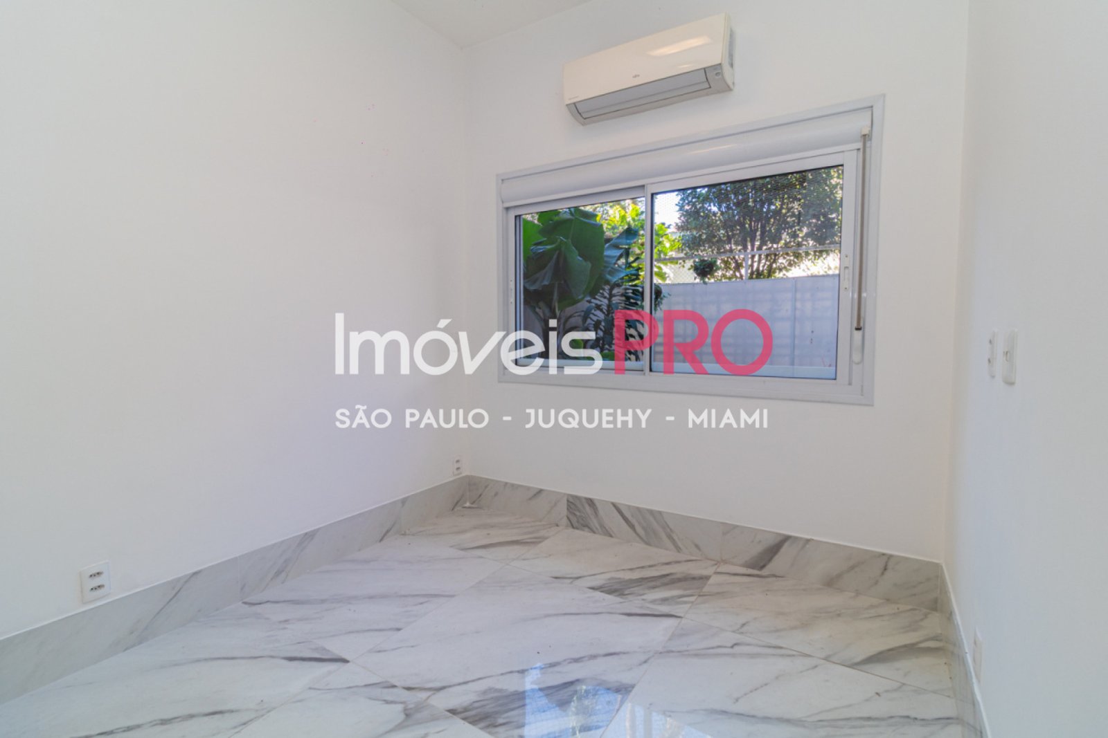 Foto :: IP40599